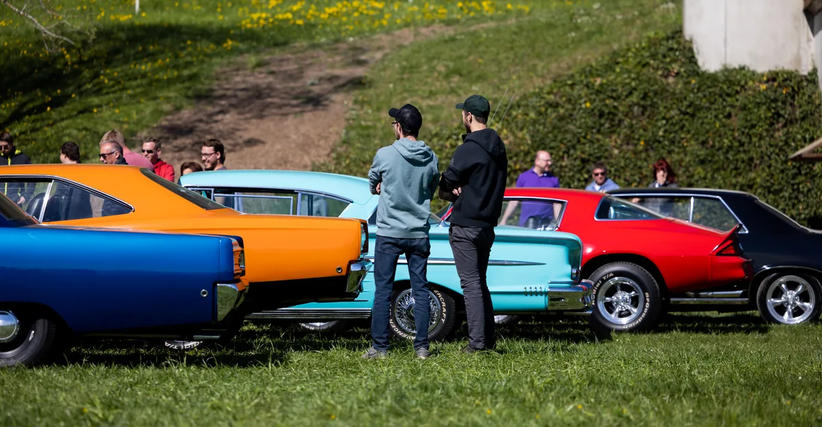 Man sieht bunte Muscle-Cars.
